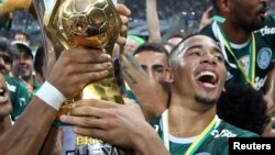 L'attaquant brésilien de Manchester City Gabriel Jesus, ici tenant le trophée du championnat brésilien à Sao Paulo, Brésil, le 27 novembre 2016