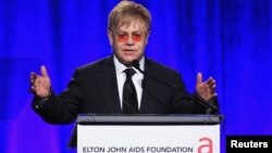 Entre las personalidades invitadas al evento está el cantante Elton John, con su fundación contra el VIH. También estarán presentes Bill Clinton y Bill Gates. 