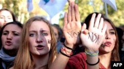 Sinh viên Pháp xuống đường biểu tình ở Paris