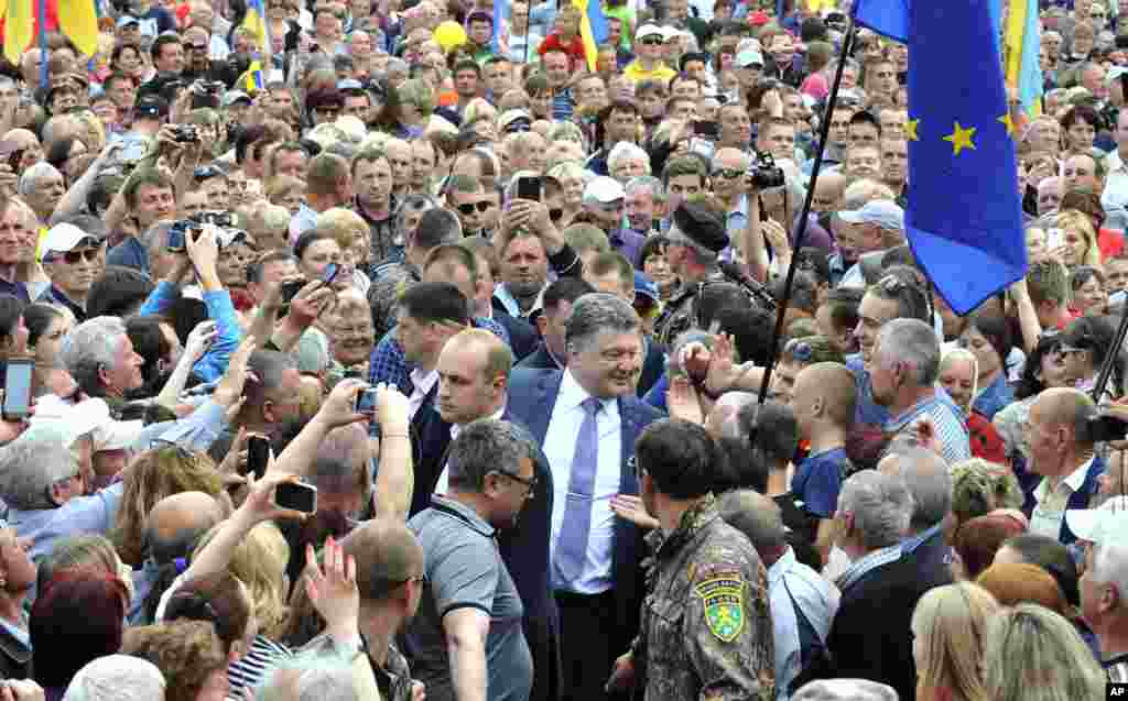 Ukrainian presidential candidate Petro Poroshenko is welcomed by his supporters during a rally in Konotop, Ukraine, May 15, 2014.