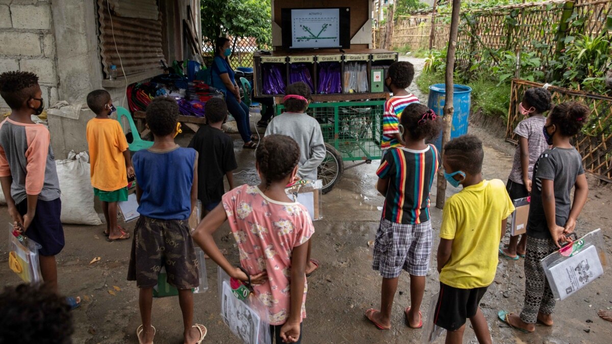 Three-Wheeled Classroom Comes to Philippine Tribe