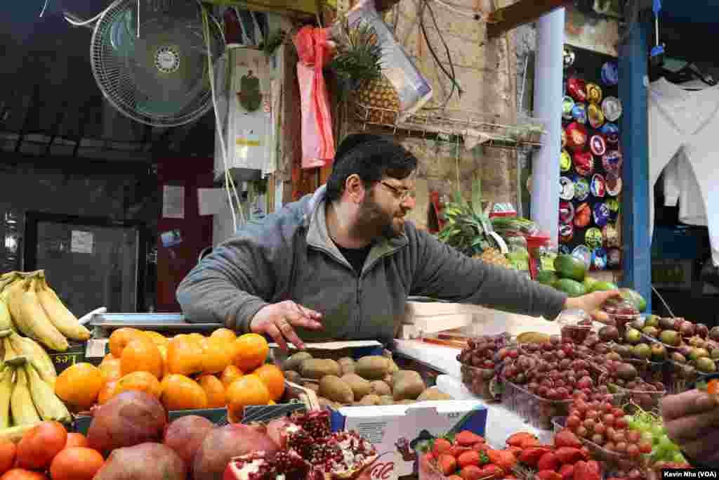 اورشلیم به روایت عکس- فروش میوه های تازه در «ماهانه یهودا» بزرگترین بازار اورشلیم. 