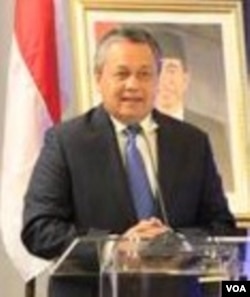 Gubernur Bank Indonesia, Perry Warjiyo berbicara di kantor BI di New York. (Naratama/VOA)