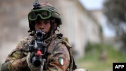 Un soldat de l'armée italienne participe à un exercice militaire dans un camp d'entraînement à Tarquinia, près de Rome, le 21 mai 2018.