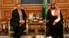 Menlu AS Mike Pomepo (kiri) saat bertemu Putra Mahkota Arab Saudi Mohammed bin Salman di Riyadh, Oktober tahun lalu. 