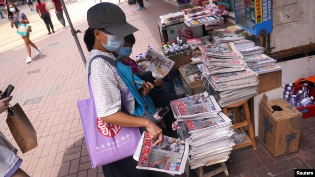 资料照：香港市民在街头报摊上购买苹果日报。（2020年8月11日）