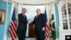 واشنگٹن میں امریکی وزیر خارجہ مائیک پومپیو ، اپنے پاکستانی ہم منصب مخدوم شاہ محمود قریشی سے مصافحہ کر رہے ہیں۔ 2 اکتوبر 2018