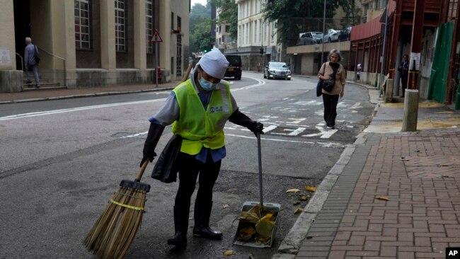 香港环卫工人正清扫街道 