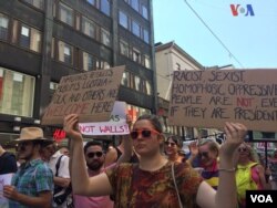 Finlandeses en Helsinki protestan contra las políticas de inmigración del presidente de #EEUU Donald Trump, antes de la cumbre del líder con el presidente ruso Vladimir Putin. Domingo 15 de julio de 2018. Foto: Celia Mendoza, enviada especial VOA.