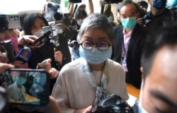 Aktivis dan pengacara pro-demokrasi Margaret Ng tiba di pengadilan di Hong Kong, Jumat, 16 April 2021.