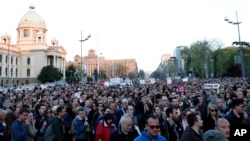 Hiljade ljudi na sednom po redu "Protestu protiv diktature" u Beogradu, ispred Doma narodne skupštine, 9. april 2017. (AP Photo/Darko Vojinovic) 