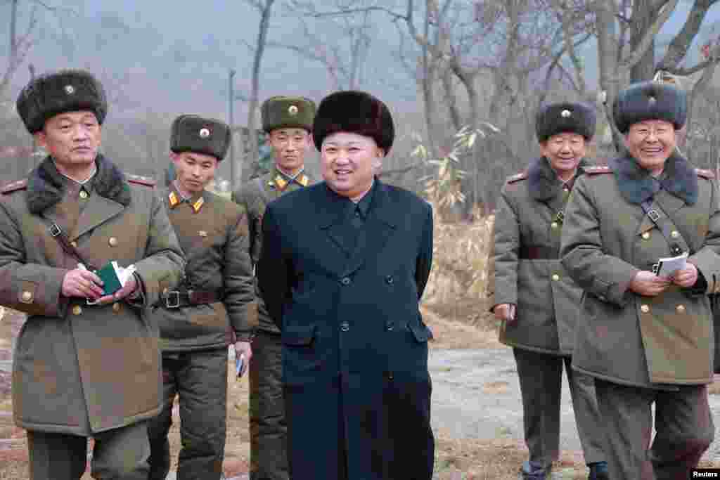 김정은 북한 국무위원장이 조선인민군 제233군부대직속 군부대를 시찰했다고 19일 조선중앙통신이 보도했다.