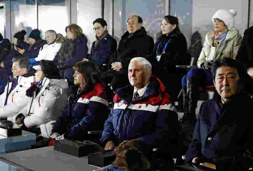 مایک پنس معاون رئیس جمهوری در مراسم افتتاحیه المپیک زمستانی. به فاصله کوتاهی پشت سر او، &laquo;کیم یونگ نام&raquo; خواهر رهبر کره شمالی نشسته است.