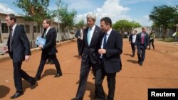 U.S. Secretary of State John Kerry walks alongside Toby Lanzer (R), deputy special representative at the United Nations Mission in South Sudan, between meetings at the UNMISS base in Juba May 2, 2014. 