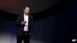 Doanh nhân người Mỹ Elon Musk phát biểu tại Đại hội Du hành Vũ trụ Quốc tế lần thứ 67 ở Guadalajara, Mexico.
