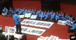 31일 타이완 입법원에서 국민당 의원들이 '반침투법안' 표결에 반대하는 연좌시위를 벌였다.