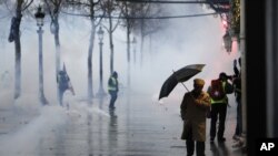 La policía de París informó que 115 personas fueron llevadas a custodia y 7 resultaron con heridas leves en una nueva jornada de protestas.
