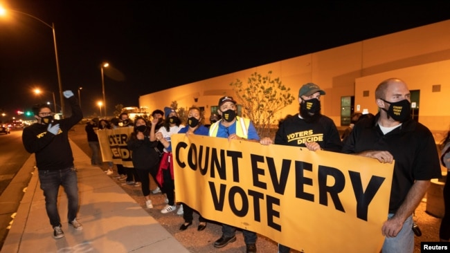 内华达州特朗普总统的支持者举行抗议，要求点数总统大选的每一张选票。（2020年11月5日）