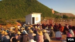 Burmese protesters at a Chinese-backed copper mine, Monywa Burma, November 22, 2012. (VOA Burmese Service)