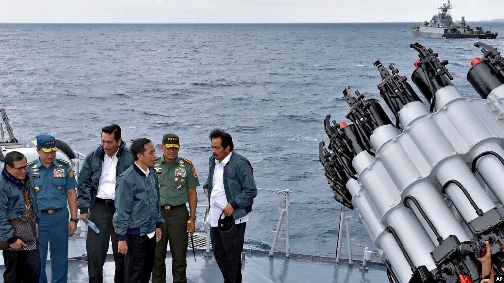Tổng thống Indonesia Joko Widodo và quan chức Indonesia trên một tàu chiến tại quần đảo Natuna. 