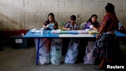 Centro de votación en Ciudad de Guatemala donde la afluencia de votantes este domingo podría alcanzar hasta el 75%, según algunos datos preliminares.