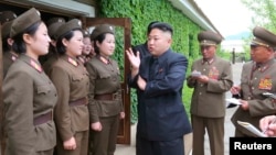 북한 김정은 국방위원회 제1위원장이 인민군 제405부대를 방문, 시찰하고 있다고 조선중앙통신이 21일 보도했다.