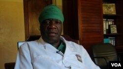 Denis Mukwege, gynécologue congolais, dans son bureau de Panzi, le 6 février 2013,PINAULT/VOA