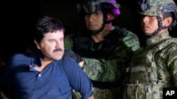 En esta foto de archivo del 8 de enero de 2016, Joaquín "El Chapo" Guzmán esposado se enfrenta a la prensa mientras es escoltado a un helicóptero por soldados e infantes de marina mexicanos en un hangar federal en la Ciudad de México.