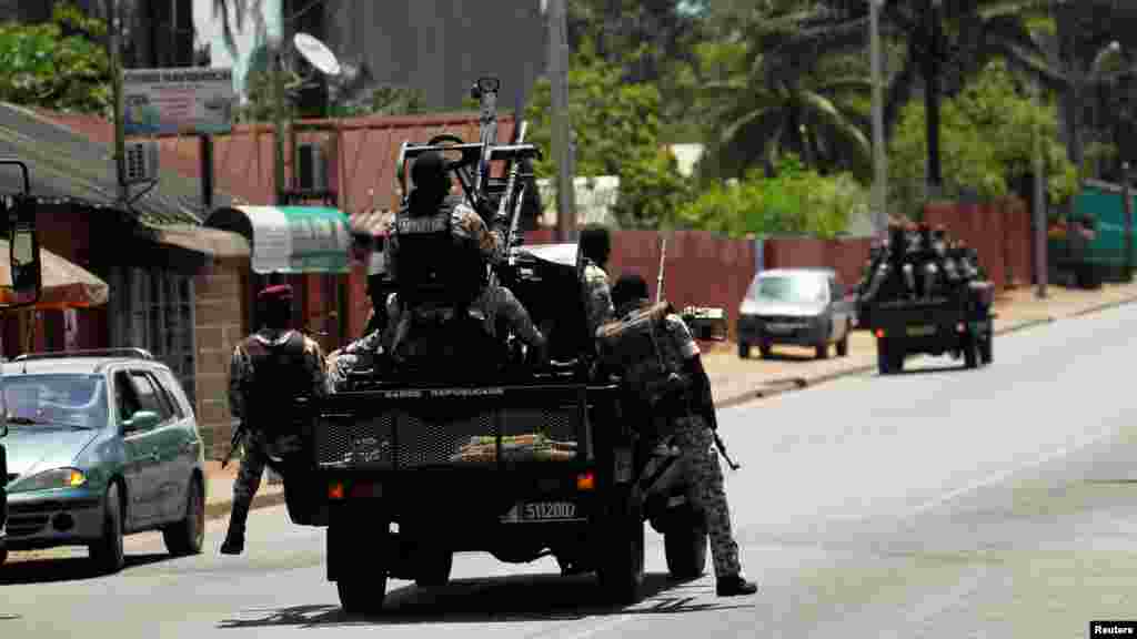 Des soldats Ivoiriens prennent devant un camp à Abidjan, Côte d'Ivoire, le 12 mai 2017.