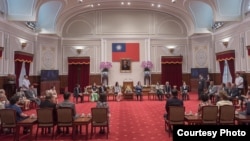 台湾总统蔡英文22日下午在总统府会见“北美台湾同乡会回国访问团”