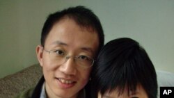 中国著名维权人士胡佳和妻子曾金燕 (档案照片)