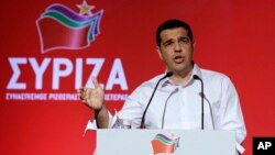 PM Yunani Alexis Tsipras dalam rapat partai Syriza di Athena (30/7).