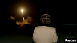 Ким Чен Ын наблюдает за запуском баллистической ракеты.