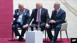 US President Donald Trump, center, Israeli Prime Minister Benjamin Netanyahu, right, and President Rueven Rivlin sit during welcome ceremony in Tel Aviv, Monday, May 22,2017. 