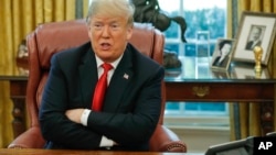 Presiden AS Donald Trump berbicara dalam sebuah pertemuan di Ruang Oval di Gedung Putih di Washington, 10 Oktober 2018.