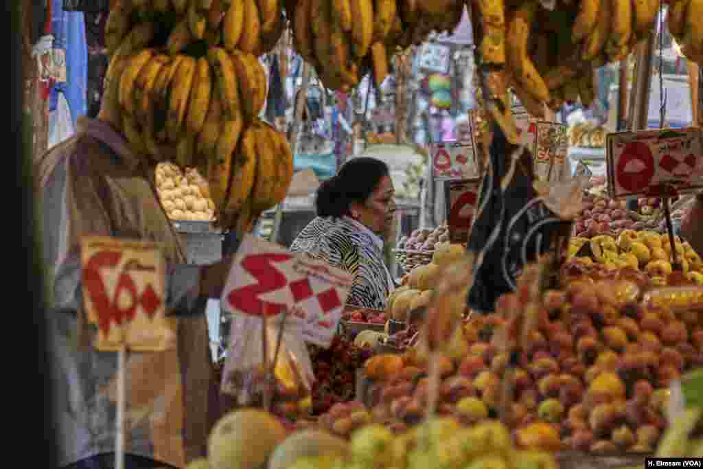 Shoppers at a fruit stall in Cairo complain of rising prices. IMF and government figures project robust growth and, at 13.3 percent, the lowest inflation in two years &ndash; down from more than 30 percent last year. However, the removal of energy and other subsidies have been followed by the continuing rise of food products for Ramadan shoppers this year.