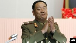 지난 2012년 7월 18일 북한 평양에서 열린 인민회의에서 김정은을 국방위원회 제1위원장으로 추대하기로 결정한 가운데, 현영철이 박수를 치고 있다. (자료사진)