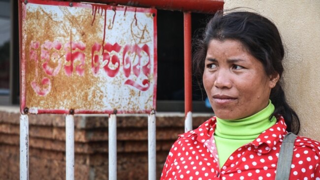 夏港在柬埔寨马德望省的柬埔寨-泰国边境检查站等着接受边防检查。她准备回到泰国工作。 “如果我们不去上班，我们就无法生存，”她说。