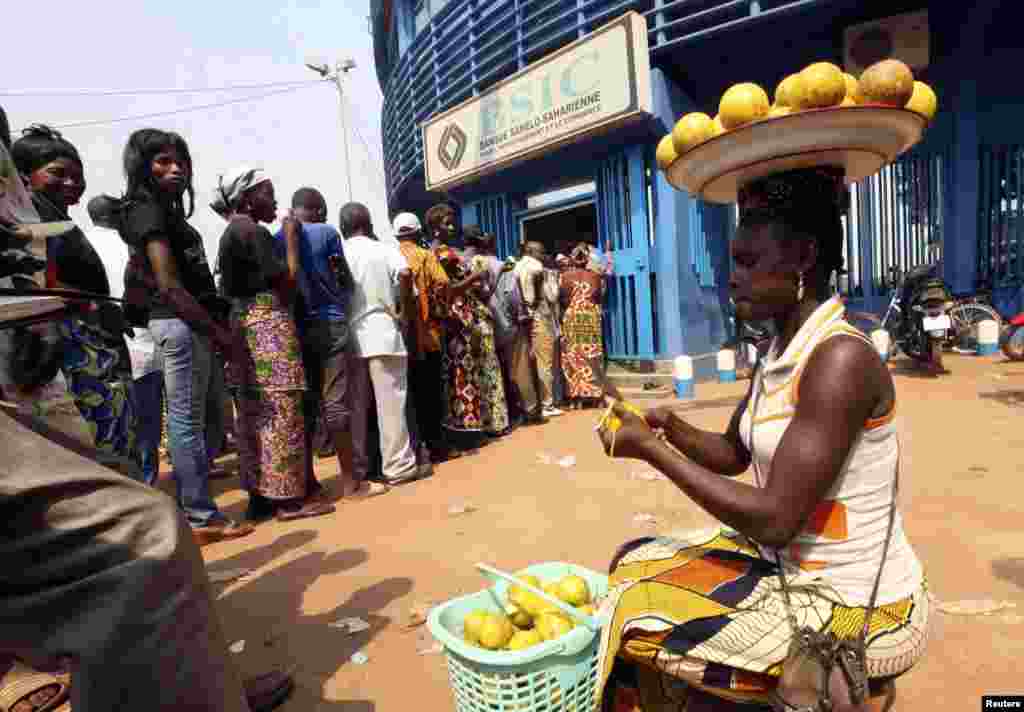People wait in line at the BSIC bank in in Bangui, Central African Republic, December 31, 2012.