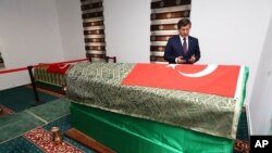 터키의 아흐메드 다부토글루 총리가 10일 시리아에 위치한 술레이만 샤의 무덤을 방문한 데 대해, 시리아 정부가 무단으로 국경을 침범한 행위라며 강력히 비난했다. 술레이만 샤는 터키의 전신인 오스만 제국을 건국한 오스만 1세의 할아버지다.
