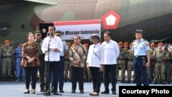 Presiden Joko Widodo melepas secara resmi bantuan kemanusiaan untuk pengungsi etnis Rohingya di bandara Halim Perdanakusuma Jakarta hari Rabu 13/9. (Foto: Biro Pers kepresidenan)