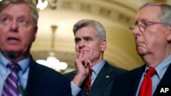 Lindsey Graham, Bill Cassidy (co-auteurs de la dernière proposition d'abrogation de l'Obamacare) et Mitch McConnell, chef de file de la majorité républicaine au Sénat américain, Capitol Hill, Washington, le 19 septembre 2017.