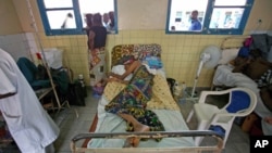 Jean Yata, who is suffering from AIDS, lies on a bed at the state hospital in Congo's capital of Kinshasa, October 2006. (file photo)