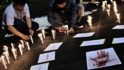 Sejumlah pengunjuk rasa menyalakan lilin dalam demo di depan istana kepresidenan untuk memprotes hukuman mati di Jakarta. (Foto/dok: Bay Ismoyo/AFP) 