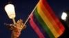 Deux jeunes ayant brandi le drapeau LGBT libérés sous caution en Egypte