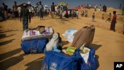 Seorang pengungsi Rohingya menjaga barang-barang milik keluarganya di kamp pengungsi Balukhali, 50 kilometer dari Cox's Bazar, 21 Januari 2018.