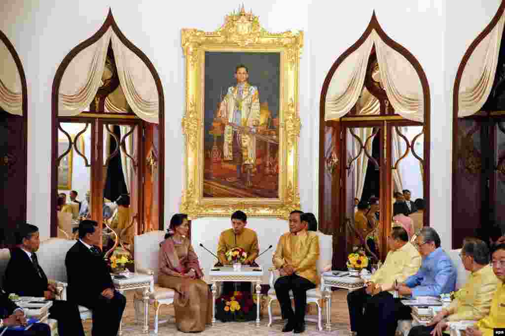 ထိုင်းဝန်ကြီးချုပ် နဲ့ ဒေါ်အောင်ဆန်းစုကြည်