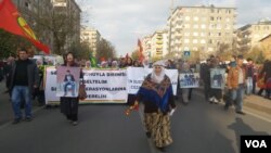 Diyarbakır'da protesto yürüyüşü yapan Kürtler