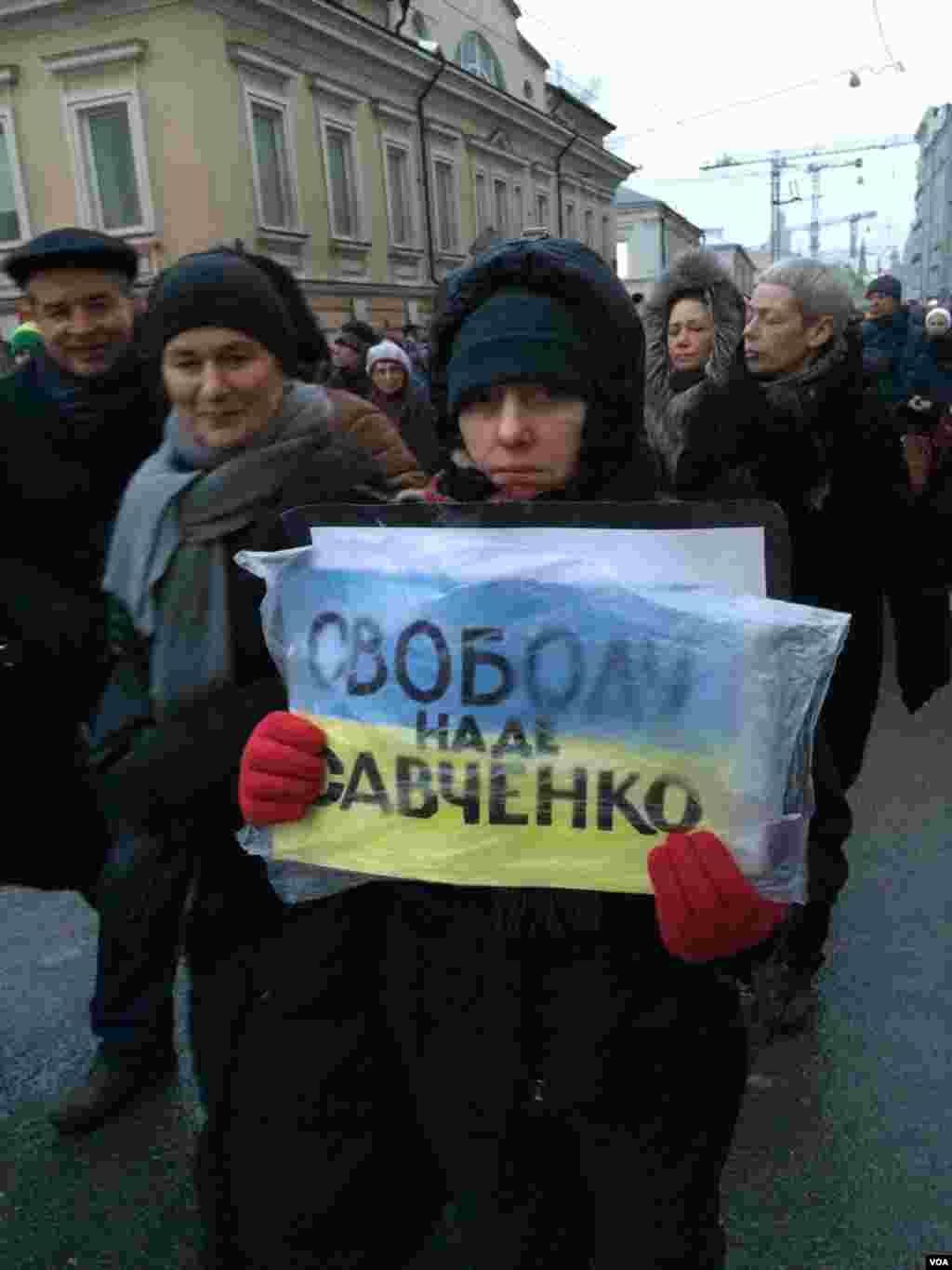 Многие участники марша скандировали «Свободу Надежде Савченко» 