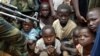 Un soldat armé du groupe rebelle UPC de la RDC monte la garde lors d'un rassemblement organisé par le chef rebelle Thomas Lubanga dans un village où se sont réfugiés les victimes des conflits Lundu-Hema, le 5 juin 2003. REUTERS / Antony Njuguna AN / 